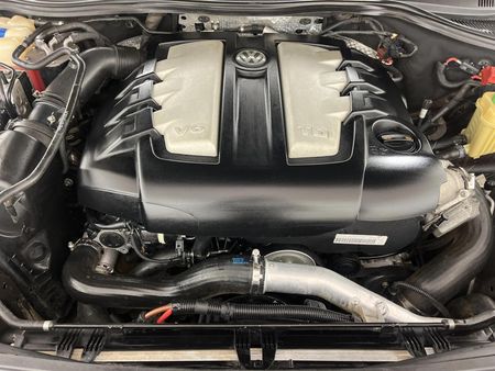 2011-Volkswagen-Touareg-30-V6-TDI-Auto-Bluemotion_12
