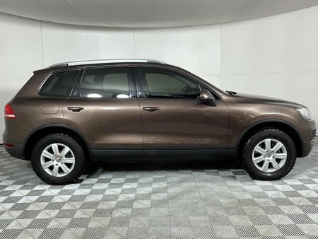 2011-Volkswagen-Touareg-30-V6-TDI-Auto-Bluemotion_16
