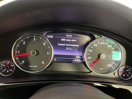 2011-Volkswagen-Touareg-30-V6-TDI-Auto-Bluemotion_2