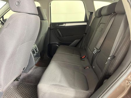 2011-Volkswagen-Touareg-30-V6-TDI-Auto-Bluemotion_3