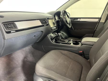 2011-Volkswagen-Touareg-30-V6-TDI-Auto-Bluemotion_8