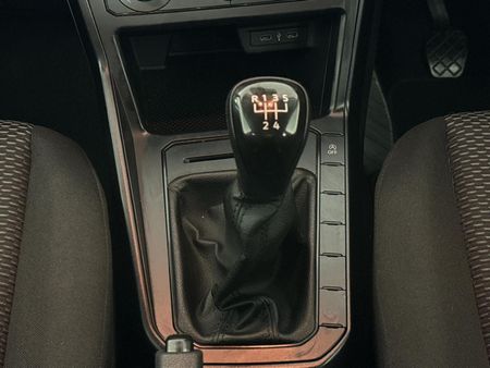 2024-Volkswagen-Polo-10-TSI_10