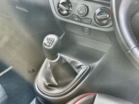 2021-Hyundai-Grand-i10-10-Fluid_10