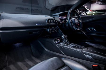 2022-Audi-R8-52-V10-quattro-Auto_25