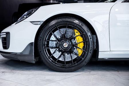 2017-Porsche-911-Turbo-S-Auto_10