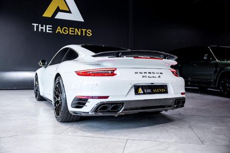 2017-Porsche-911-Turbo-S-Auto_13