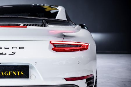 2017-Porsche-911-Turbo-S-Auto_15
