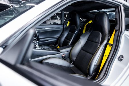 2017-Porsche-911-Turbo-S-Auto_17