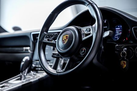 2017-Porsche-911-Turbo-S-Auto_19