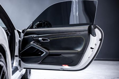 2017-Porsche-911-Turbo-S-Auto_20