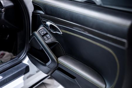 2017-Porsche-911-Turbo-S-Auto_21
