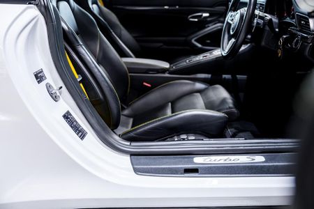 2017-Porsche-911-Turbo-S-Auto_23
