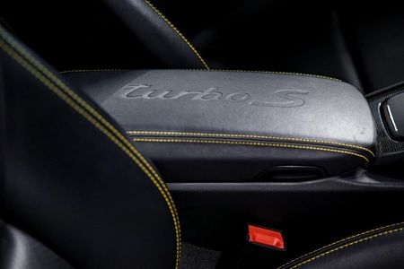 2017-Porsche-911-Turbo-S-Auto_24