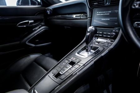 2017-Porsche-911-Turbo-S-Auto_25