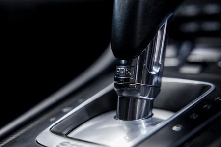 2017-Porsche-911-Turbo-S-Auto_27