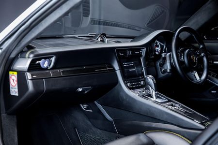 2017-Porsche-911-Turbo-S-Auto_28