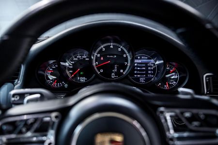 2017-Porsche-911-Turbo-S-Auto_29