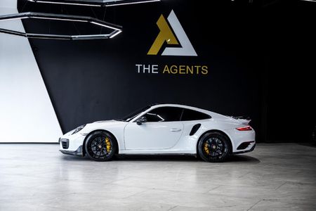 2017-Porsche-911-Turbo-S-Auto_4