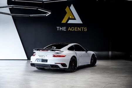 2017-Porsche-911-Turbo-S-Auto_5