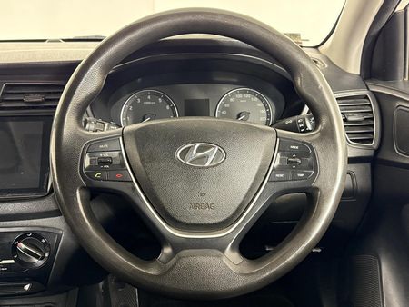 2017-Hyundai-i20-12-Motion_12