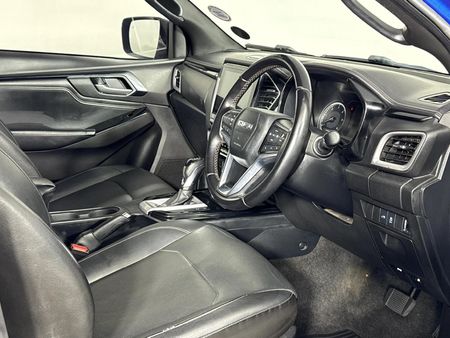 2023-Isuzu-D-Max-30-DDI-V-Cross-HR-Auto-Double-Cab_9