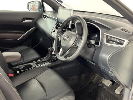 2025-Toyota-Corolla-Cross-18-XS_9