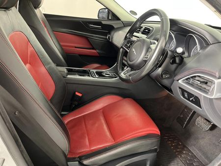2016-Jaguar-XE-20D-R-Sport-Auto_9