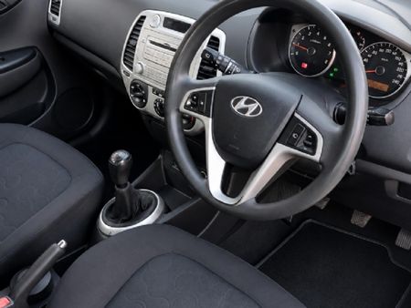 2010-Hyundai-i20-16_4