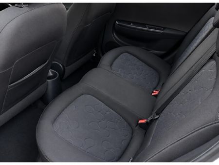 2010-Hyundai-i20-16_5