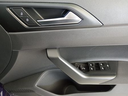 2025-Volkswagen-Polo-10-TSI_10