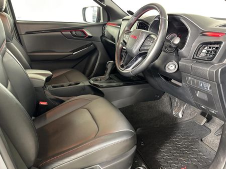 2025-Isuzu-D-Max-19-DDI-HR-X-Rider-Auto-Double-Cab_8