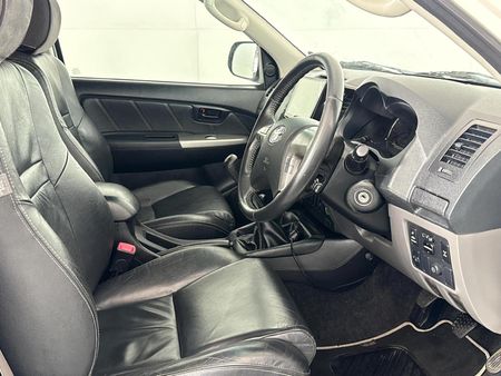 2015-Toyota-Hilux-30-D-4D-Legend-45-4x4-Double-Cab_9