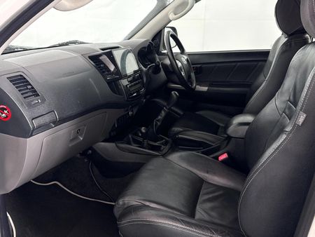 2015-Toyota-Hilux-30-D-4D-Legend-45-4x4-Double-Cab_8