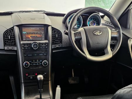 2017-Mahindra-XUV-500-22D-mHawk-7-seat-W8-Auto_9