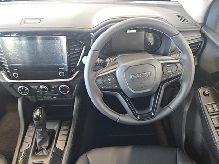 2026-Isuzu-Mu-x-30D-LS-Auto_13