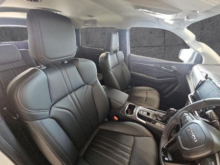 2026-Isuzu-Mu-x-30D-LS-Auto_15