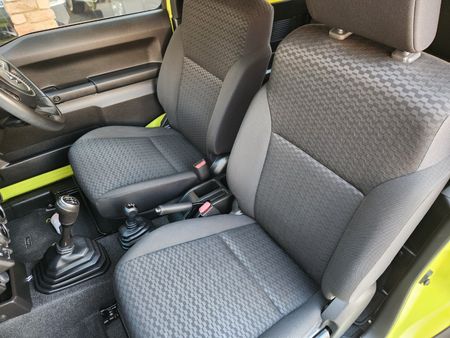 2019-Suzuki-Jimny-15-GLX_15