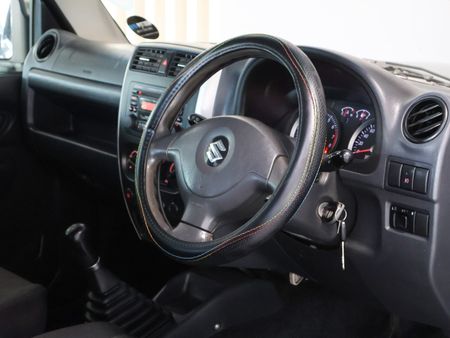 2013-Suzuki-Jimny-13_21