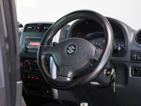2013-Suzuki-Jimny-13_22