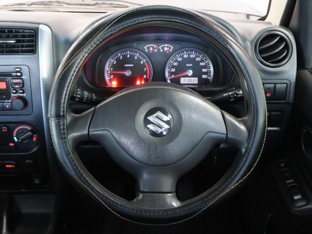 2013-Suzuki-Jimny-13_23