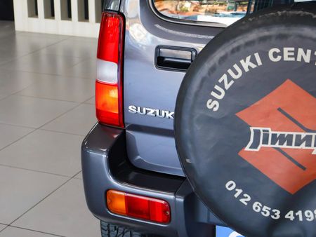 2013-Suzuki-Jimny-13_27
