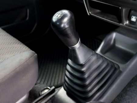 2013-Suzuki-Jimny-13_28