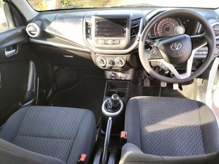 2024-Toyota-Vitz-10_8