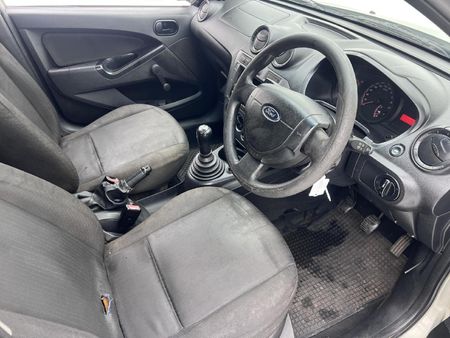 2011-Ford-Figo-14-TDCi-Ambiente_13