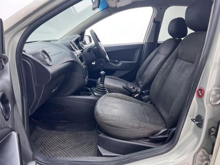 2011-Ford-Figo-14-TDCi-Ambiente_6