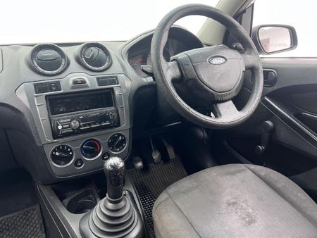2011-Ford-Figo-14-TDCi-Ambiente_7