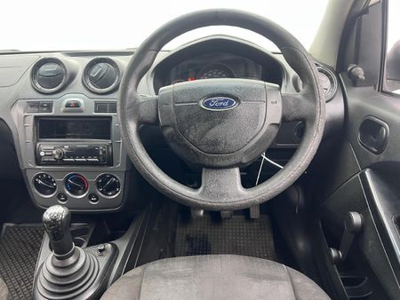 2011-Ford-Figo-14-TDCi-Ambiente_8