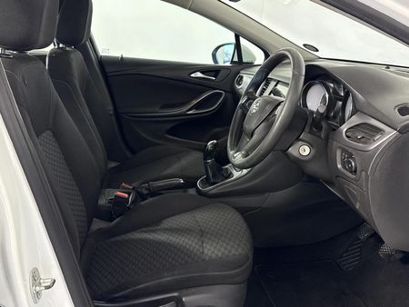 2016-Opel-Astra-10T-Essentia-5-dr_8