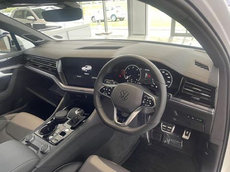 2026-Volkswagen-Touareg-V6-TDI-R-Line_2
