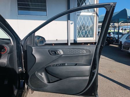2025-Hyundai-Grand-i10-10-Fluid_10